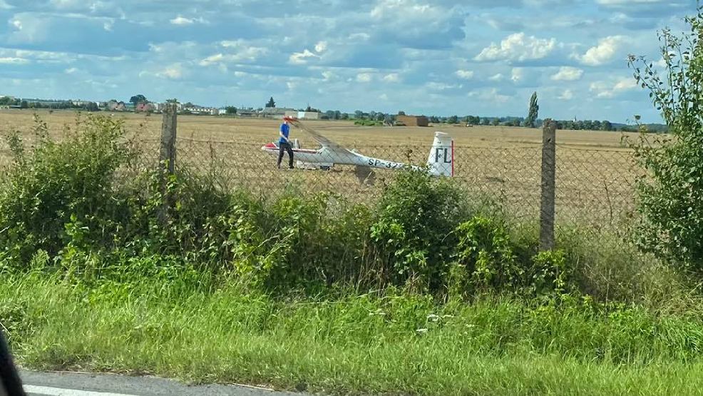 Z powodu złej pogody lądował na polu. Mieszkańcy ruszyli zobaczyć, czy z pilotem wszystko w porządku - Zdjęcie główne