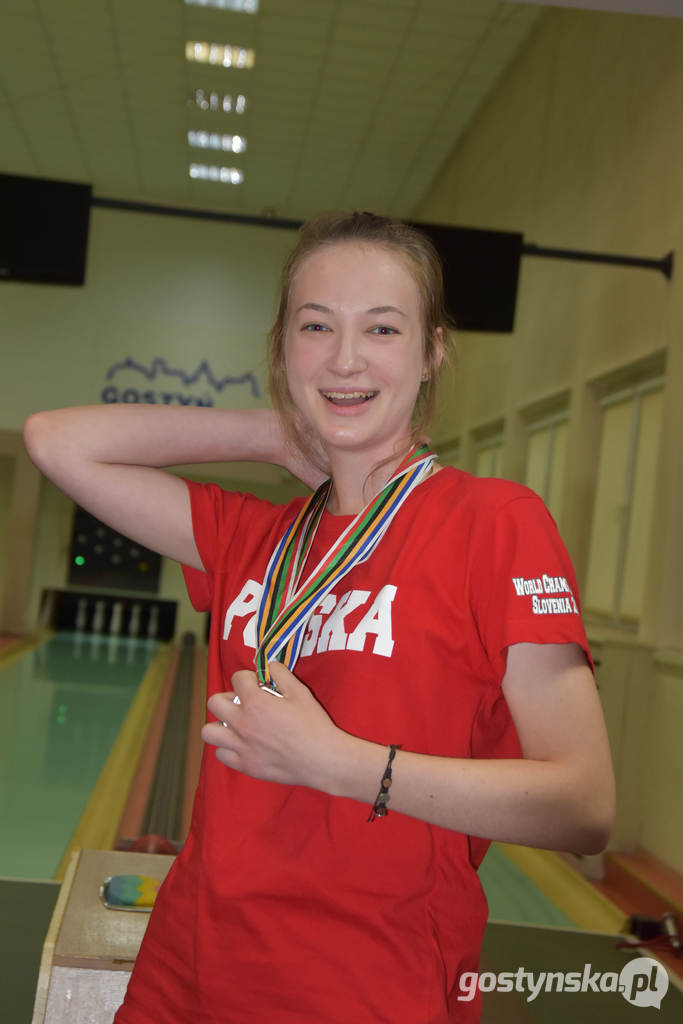 Gostyń. Kręglarze z KS Start Gostyń: Aleksandra Banaszak i Dominik Dutkiewicz  ze zdobytymi medalami