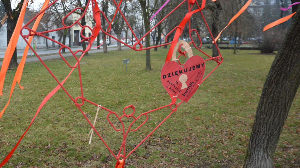 Walentynkowa instalacja na plantach w Gostyniu. Świetne miejsce do wyznawania miłości. Jest też fotoramka - Zdjęcie główne