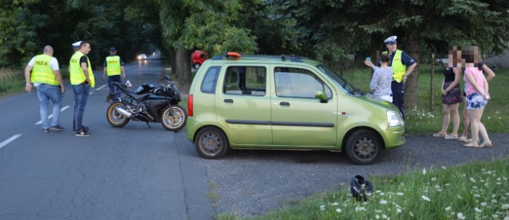 Zderzenie motocykla z osobówką. Kierowca jednośladu w szpitalu - Zdjęcie główne