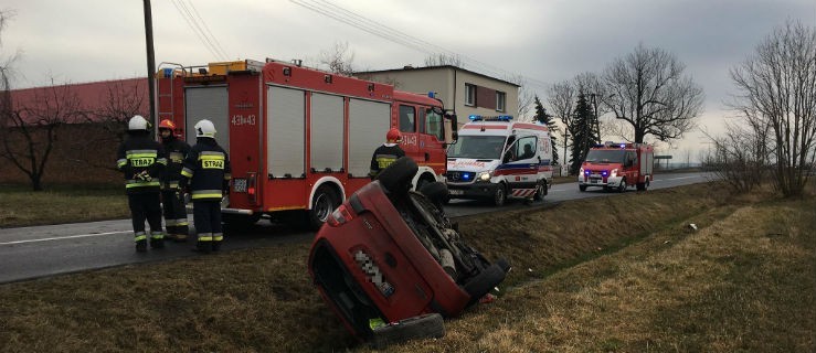 Dachował w pobliskim rowie - Zdjęcie główne