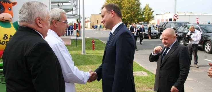 W białym kitlu też mu do twarzy. Prezydent zwiedził proszkownię mleka - Zdjęcie główne