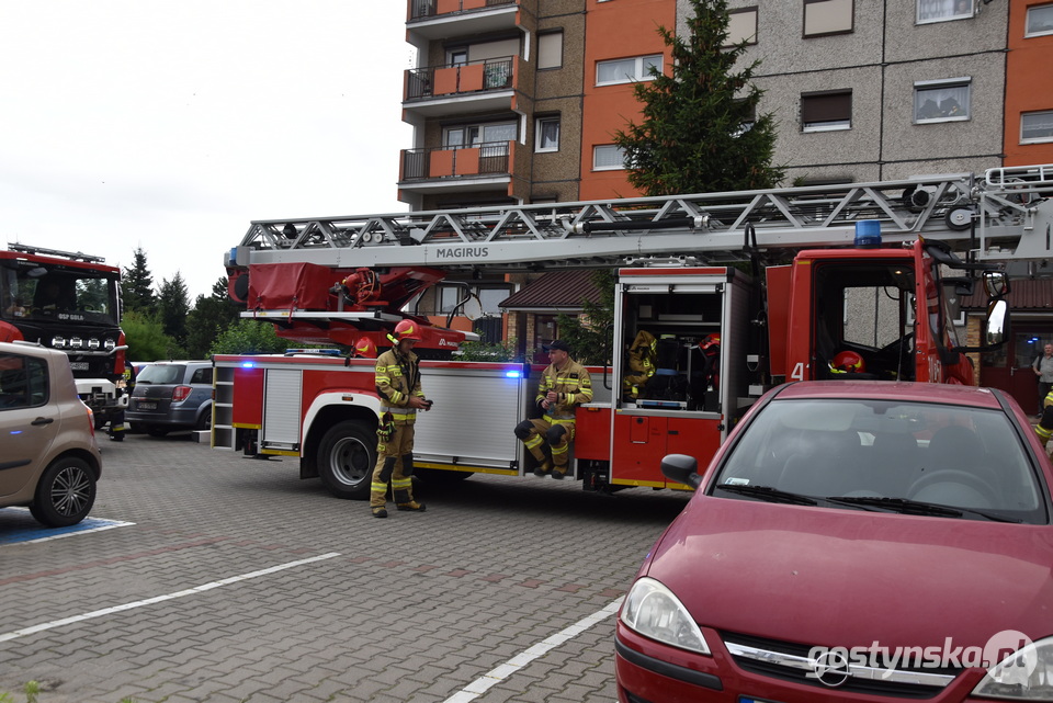 Gostyń. Aby wejść do mieszkania na osiedlu w Gostyniu, strażacy musieli wyważyć drzwi