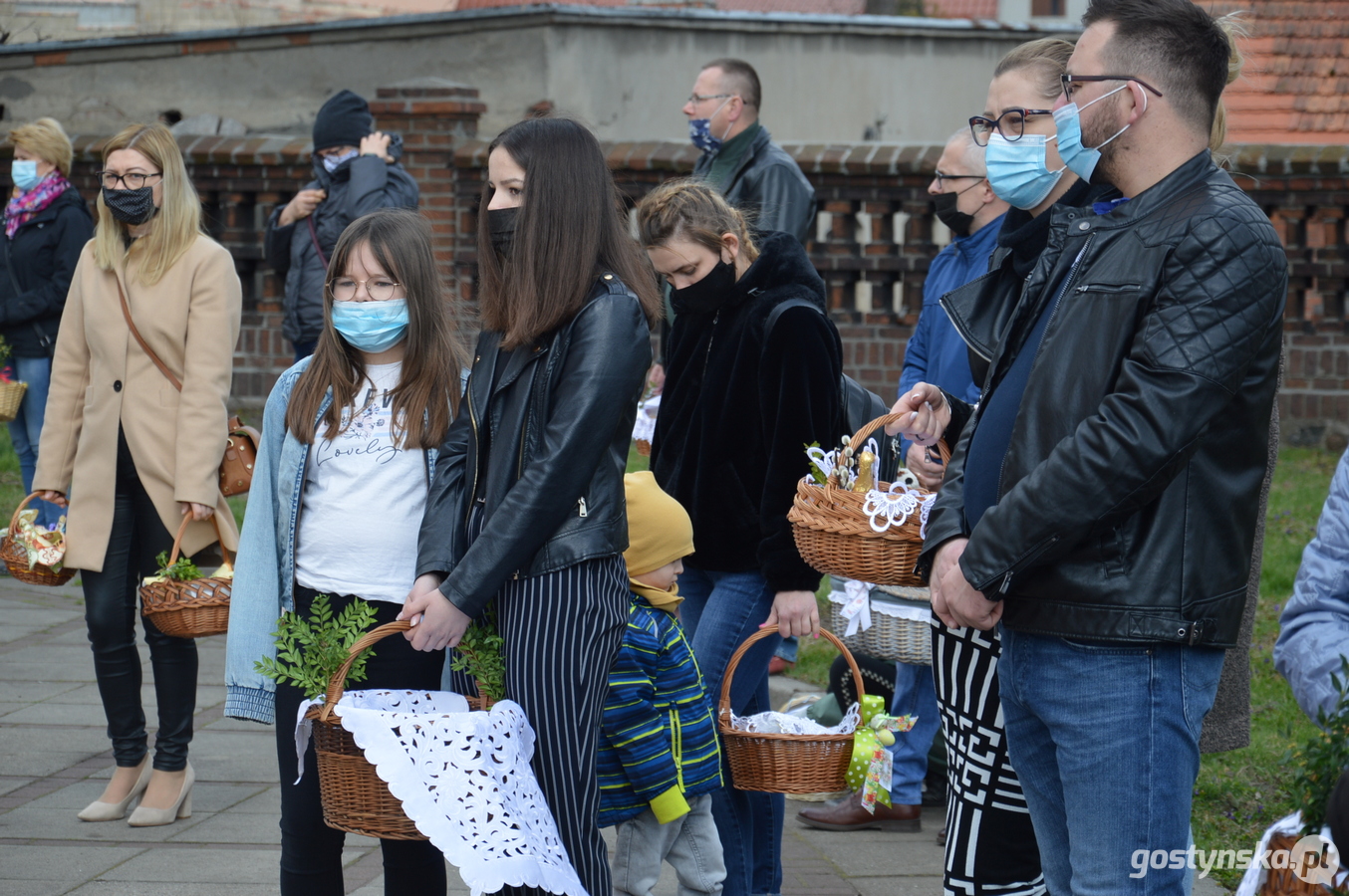 Krobia. Prymas Polski abp Wojciech Polak zachęcał do tego, by w związku z epidemią "kultywować dobry zwyczaj" święcenia pokarmów w domu, który rozpoczął się w zeszłym roku. Część wiernych wolała jednak uczestniczyć w bardziej tradycyjnej święconce