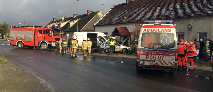 Dwa ambulanse, straż i policja. Samochody zniszczyły płot - Zdjęcie główne