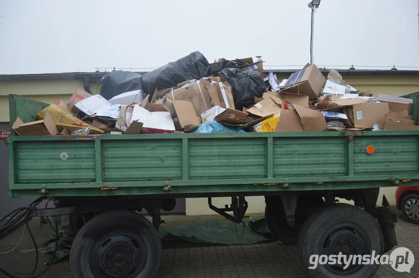 Żychlewo. Pierwsza partia makulatury, nakrętek, puszek i zużytych baterii zebranych dla Zuzi trafiła do Smogorzewa, do dziadków chorej dziewczynki. Mieszkańcy Żychlewa nie mają jednak zamiaru na tym poprzestać i chcą regularnie zbierać odpady, aby pomóc w zebraniu 9,5 mln złotych na terapię genową