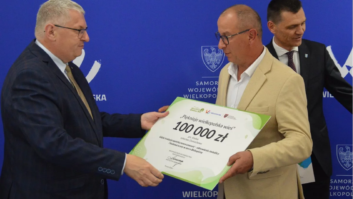Marszałek wręczył "czeki" z milionami złotych dla wielkopolskich wsi. To wielka szansa na rozwój i integrację