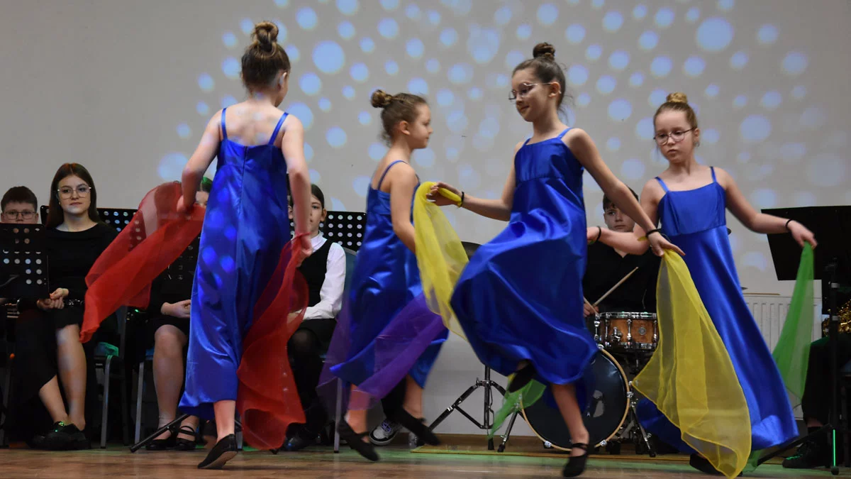 W szkole muzycznej zupełnie, jak na dworku w Soplicowie. W hołdzie dla Andrzeja Wajdy