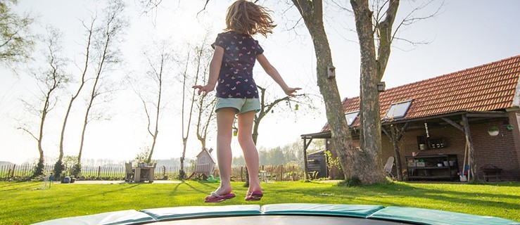 Jak odpowiednio wybrać najlepszą trampolinę dla dziecka do ogrodu? - Zdjęcie główne