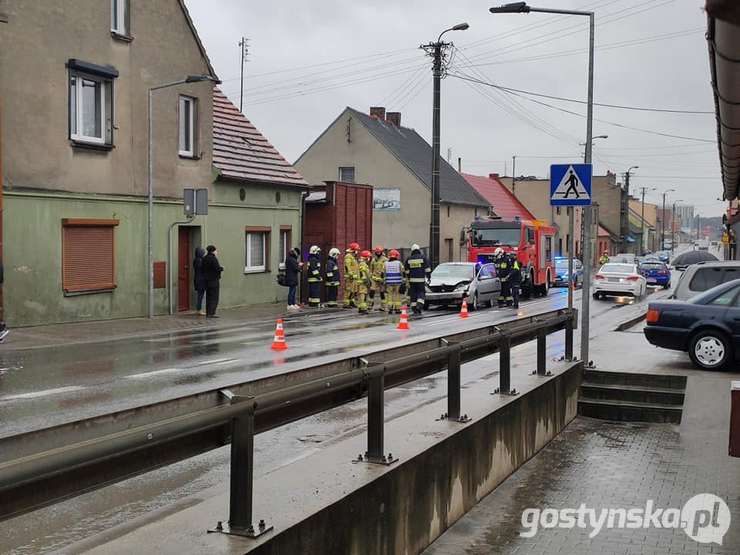 Piaski. Na ulicy Warszawskiej doszło do zderzenia trzech samochodów osobowych