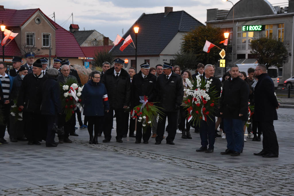 Gostyń. Obchody 82. rocznicy rozstrzelania przez Niemców 30 obywateli miasta Gostynia i okolicy. Składanie wieńców pod Pomnikiem Rozstrzelanych