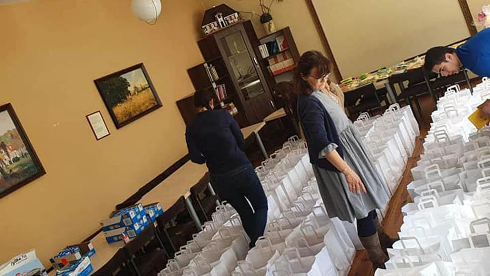 "Śniadanie wielkanocne" w Gostyniu - samotni odbierali świąteczne paczki ze wzruszeniem. Trafiły do ponad 170 osób - Zdjęcie główne