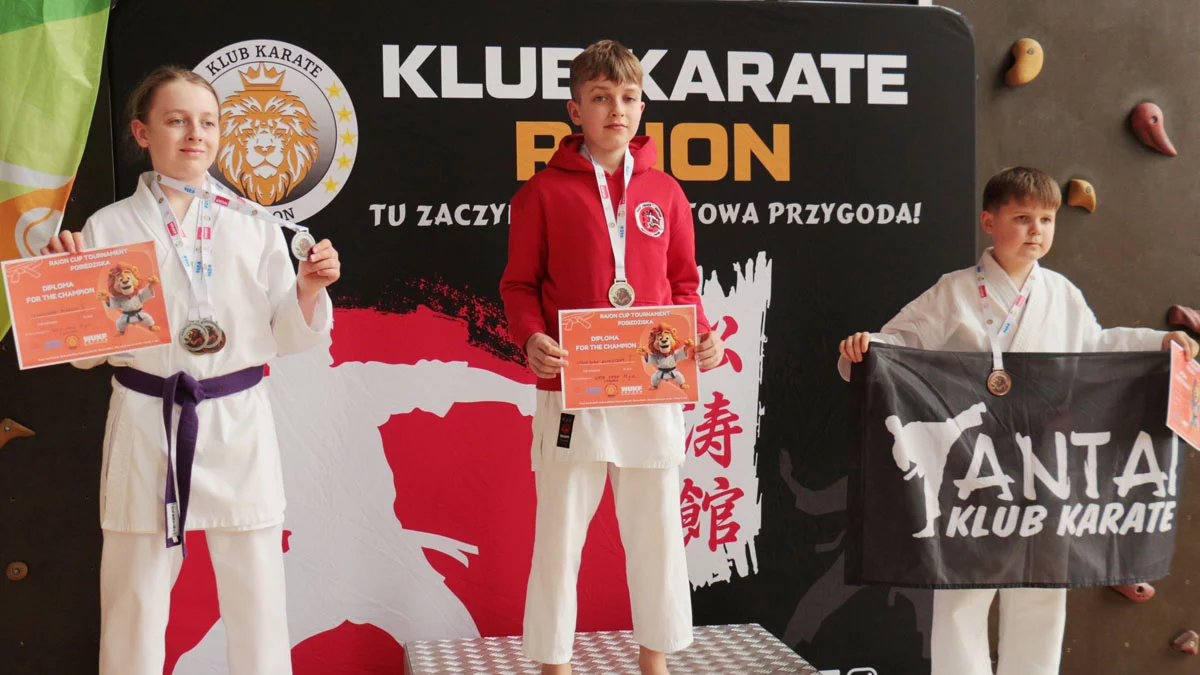 Zawodnicy „Tęczy” prezentują karate na najwyższym poziomie. Kolejne medale do kolekcji