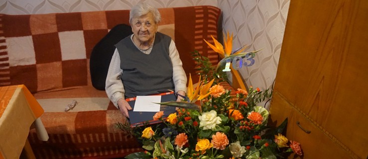 Skończyła 103 lata. Bardzo lubi czytać książki - Zdjęcie główne