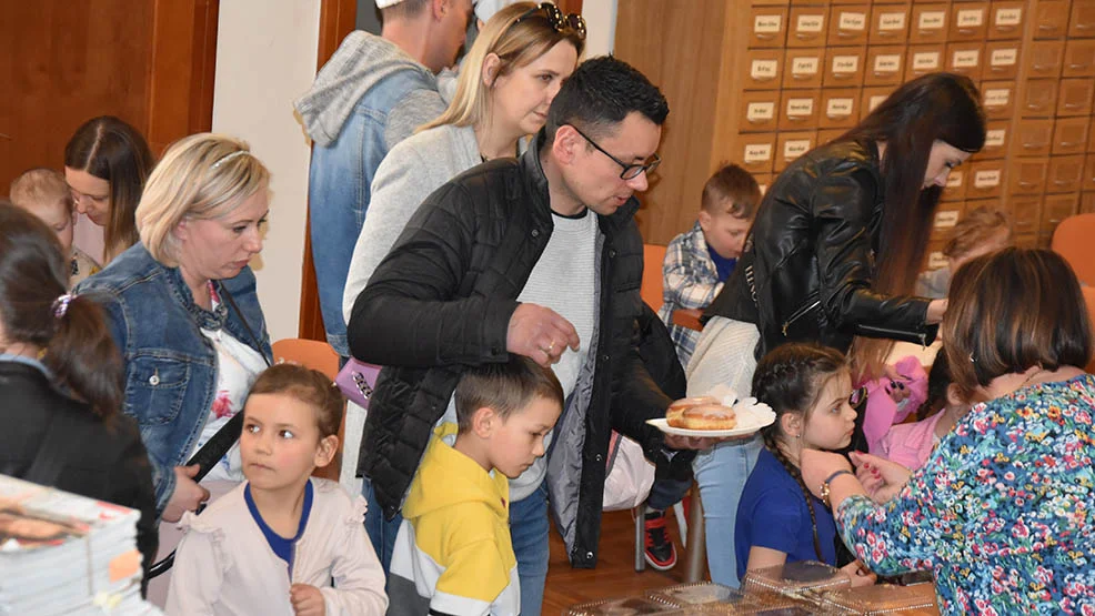 Tysiąc żurawi, uśmiechnięte dzieci, smaczna kawa i pyszne ciasto. Biblioteka w Gostyniu otworzyła drzwi dla mieszkańców - Zdjęcie główne