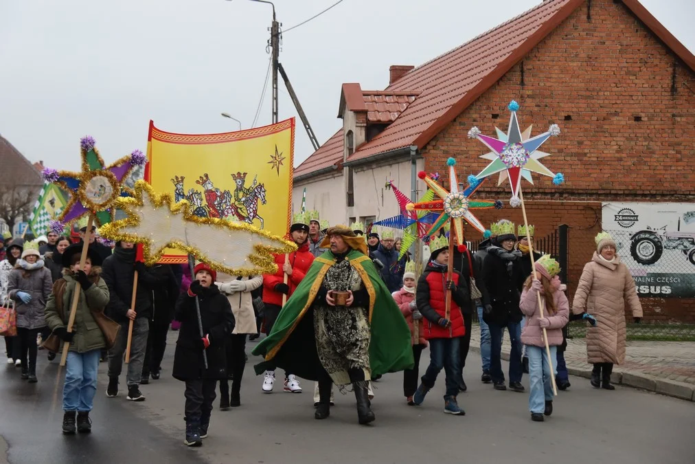 Monarchowie wyruszyli z trzech różnych miejsc. Orszak Trzech Króli w Pogorzeli [ZDJĘCIA] - Zdjęcie główne