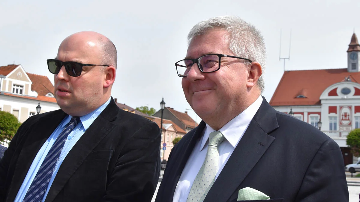 Europoseł PiS Ryszard Czarnecki na rynku w Gostyniu. Niestandardowa inauguracja kampanii wyborczej PiS - Zdjęcie główne