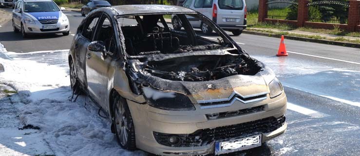 Kobiecie spłonął samochód. Zdążyła opuścić auto - Zdjęcie główne