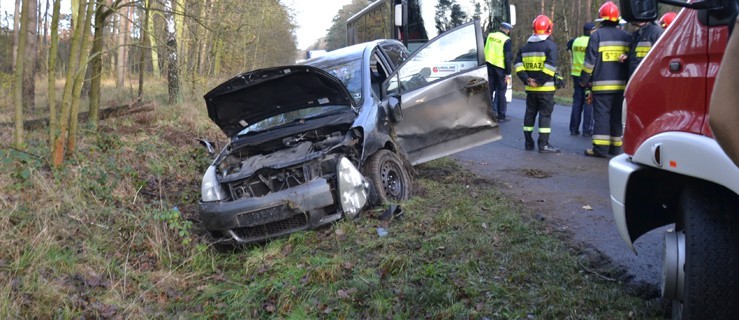 Wyprzedzała autokar, wpadła w poślizg, jest w szpitalu  - Zdjęcie główne