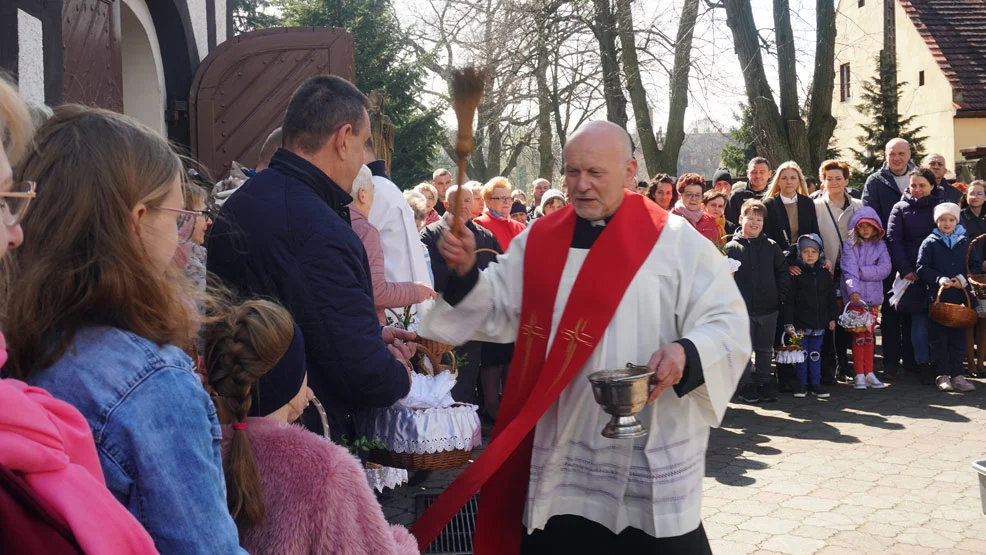Również w Piaskach tradycja Wielkiej Soboty zgromadziła tłumy wiernych - Zdjęcie główne