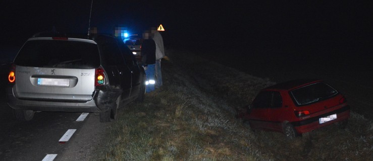 Kolizja we mgle. Jedno auto w rowie. Sprawca zwiał - Zdjęcie główne