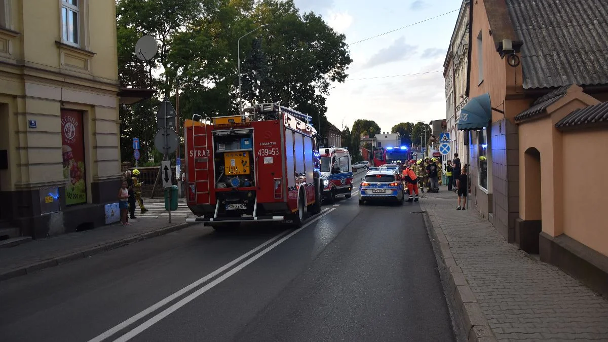 Zderzenie dwóch aut na skrzyżowaniu ulic Poznańskiej i Biskupiańskiej w Krobi - Zdjęcie główne