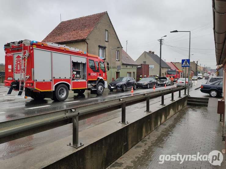 Piaski. Na ulicy Warszawskiej doszło do zderzenia trzech samochodów osobowych