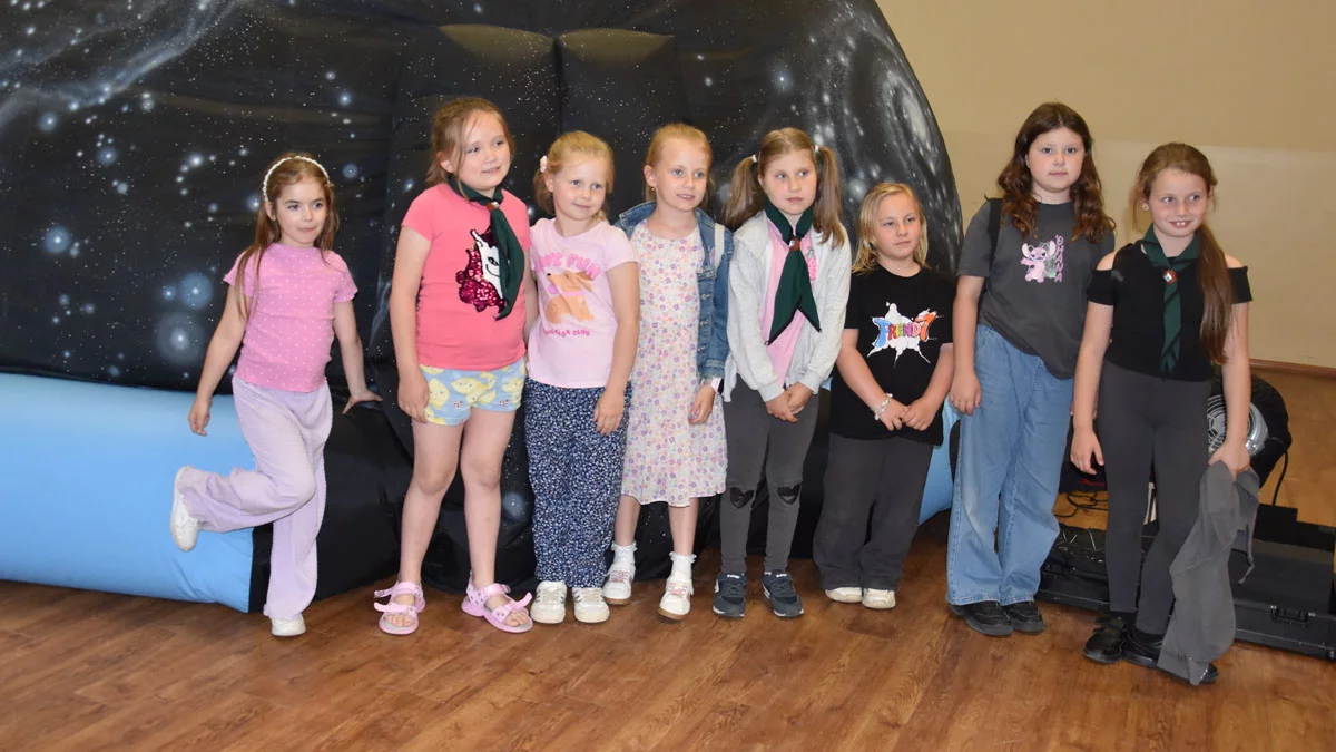 W słoneczny dzień widzieli niebo pełne gwiazd. Mobilne planetarium wzbudzało zainteresowanie