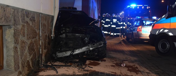 Przodem w mur. Auto zmasakrowane, a kierowca... - Zdjęcie główne