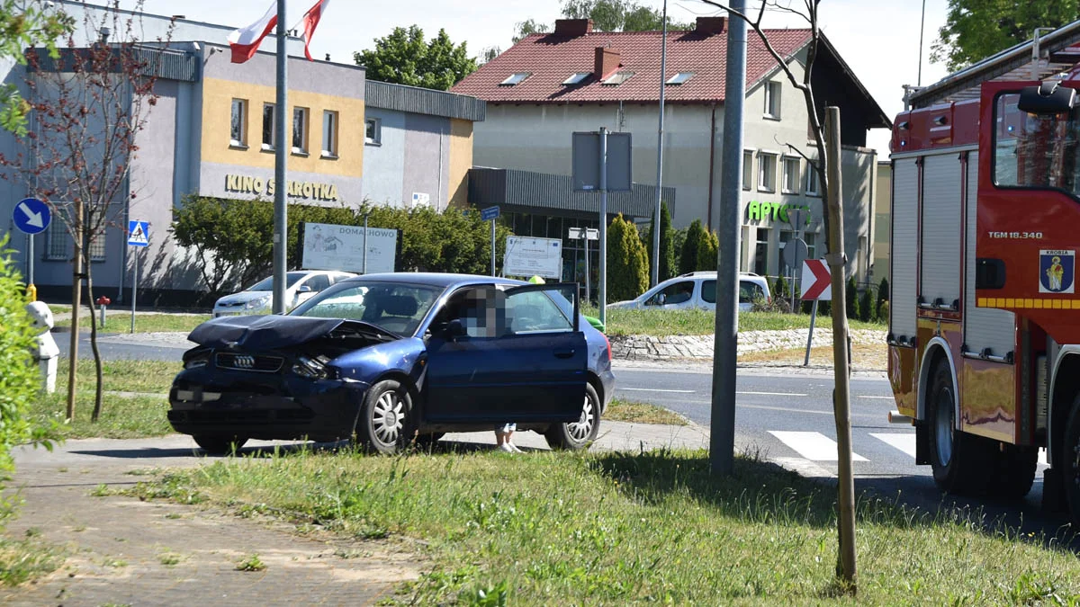 Kolizja w Krobi na rondzie. Samochód osobowy uderzył w „ciężarówkę” - Zdjęcie główne