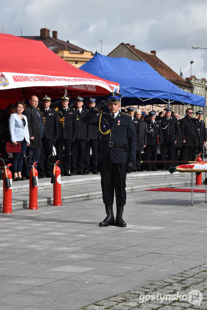 Gostyń. Podczas uroczystego apelu komendant powiatowy PSP brygadier Tomasz Banaszak wręczył nowy sztandar dowódcy pocztu sztandarowego 