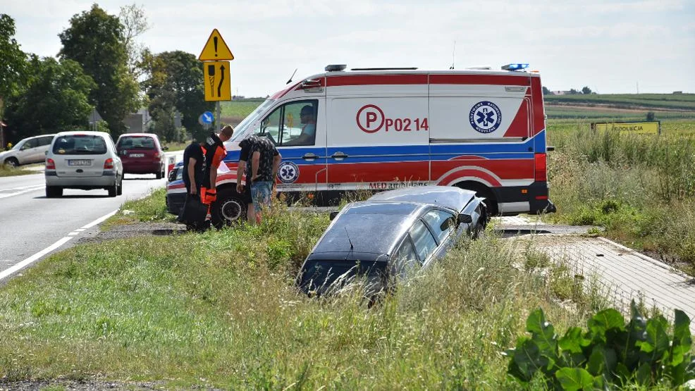 Audi uderzyło w volvo na drodze wojewódzkiej nr 434 na trasie Gostyń-Stara Krobia. Jedno z aut wylądowało w rowie - Zdjęcie główne