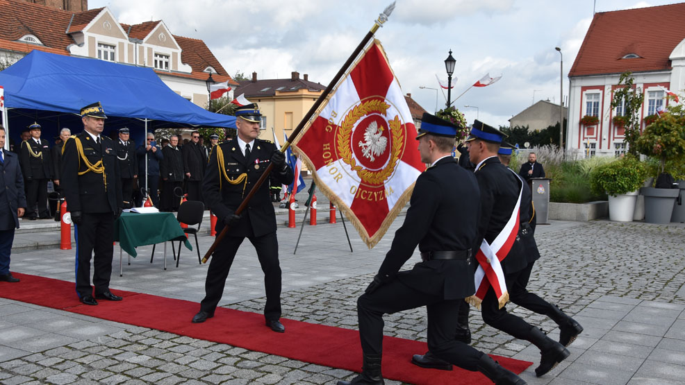 W uznaniu za trud, szlachetną misję i profesjonalizm. Społeczeństwo ufundowało sztandar dla gostyńskich strażaków - Zdjęcie główne