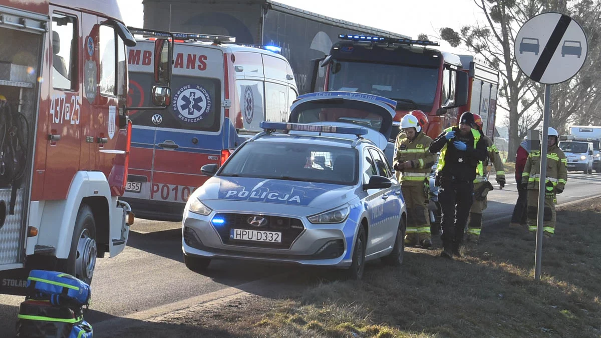 Prowadząca Opla do pracy nie dojechała. Auto znalazło się w rowie, kobieta w szpitalu