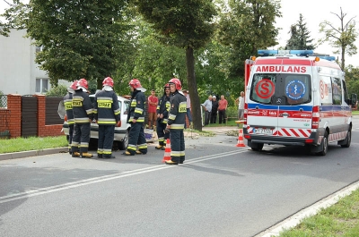 Uderzył w drzewo, zgniótł samochód i nogi - Zdjęcie główne