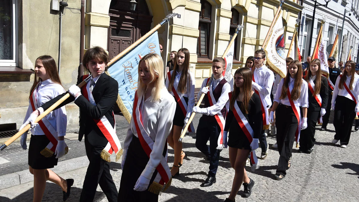 Radni chcą podnieść rangę ważnych świąt. Ujednolicone stroje dla uczniów, kotyliony dla wszystkich uczestników ważnych uroczystości