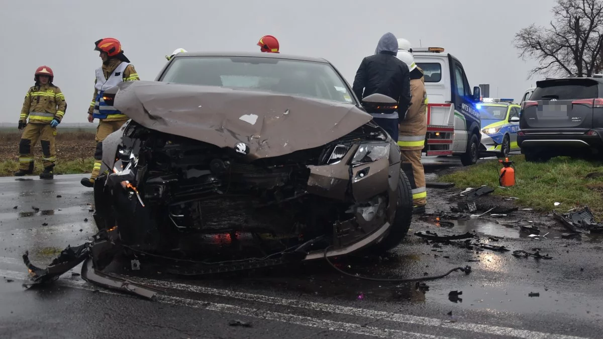 Zderzenie dwóch aut na skrzyżowaniu Rokosowo-Łęka Wielka. Kobieta kierująca toyotą wymusiła pierwszeństwo - Zdjęcie główne