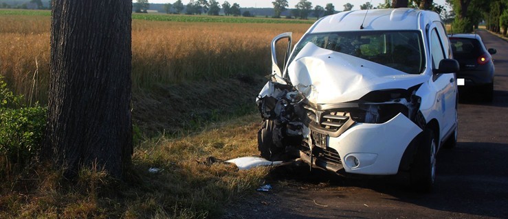 Ten wypadek wyglądał groźnie. Mocno uszkodzone auto - Zdjęcie główne