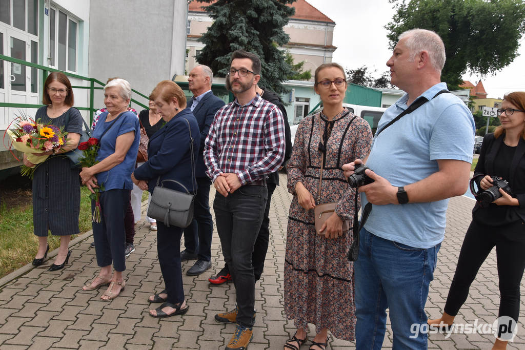 Gostyń. Odsłonięcie tablicy na ZOL-u w Gostyniu ku pamięci  reumatologa Grzegorza Głuszaka