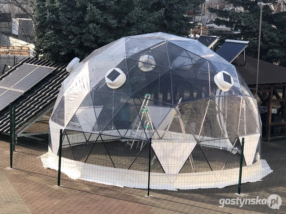 Kopuła geodezyjna Fullera w trakcie budowy na boisku ZSZ w Gostyniu