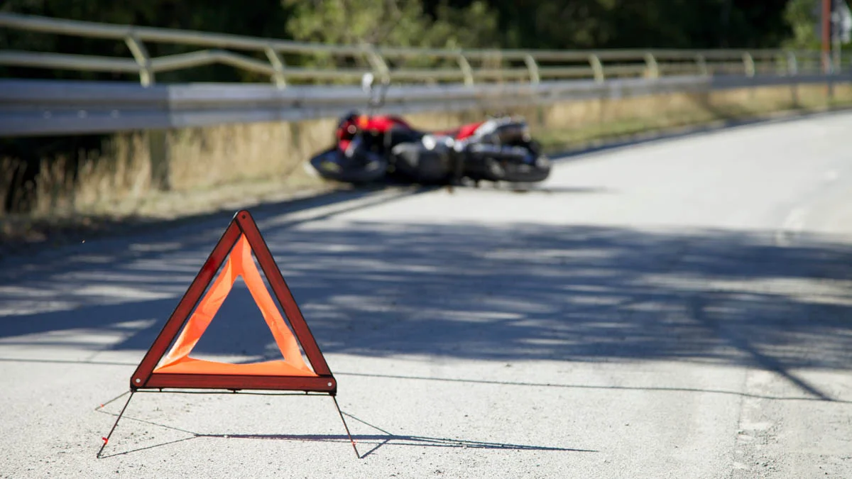 A pod Sikorzynem - motocykl bez kierownicy w rowie. Czy ktoś próbuje ukryć prawdę? - Zdjęcie główne