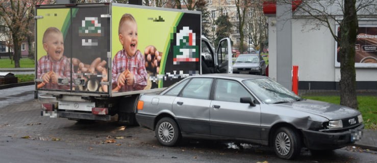 Dostawczakiem uderzył w osobówkę - Zdjęcie główne