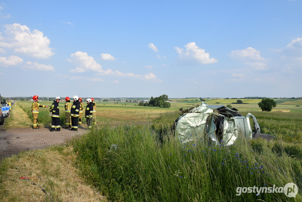 Samochód osobowy dachował w polu na drodze wojewódzkiej 308.