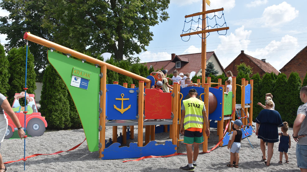 Statek „Krajan” za 60 tysięcy zacumował na placu zabaw. Radość dzieci - bezcenna - Zdjęcie główne