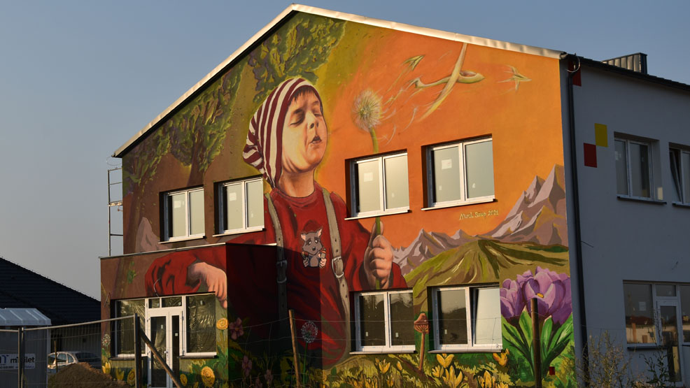 Dzieci powita chłopiec - marzyciel. Nowy mural, kolejny w Brzeziu, pod Gostyniem - Zdjęcie główne