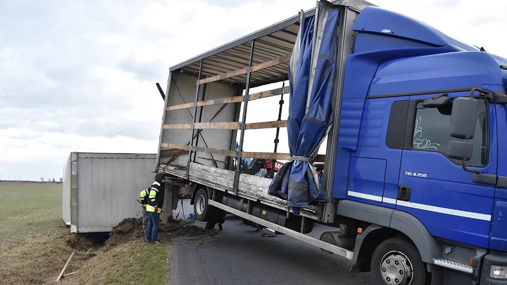 Ciężarówka w rowie. Pojazd przewróciła wichura.  Droga Grabonóg - Bodzewo była zablokowana - Zdjęcie główne