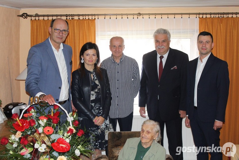 - Gratulujemy osiągnięcia tak pięknego a rzadkiego w ludzkim życiu wieku. Dziękujemy za wszelkie trudy i owoce minionych 100 lat życia ciesząc się z panią tak wyjątkowymi urodzinami życzymy zdrowia i pogody ducha, błogosławieństwa bożego i opieki Matki Bożej na dalsze lata spędzone w gronie rodziny i bliskich - mówił burmistrz Jacek Widyński, składając życzenia pani  oraz przekazując  pamiątkowy grawerton.