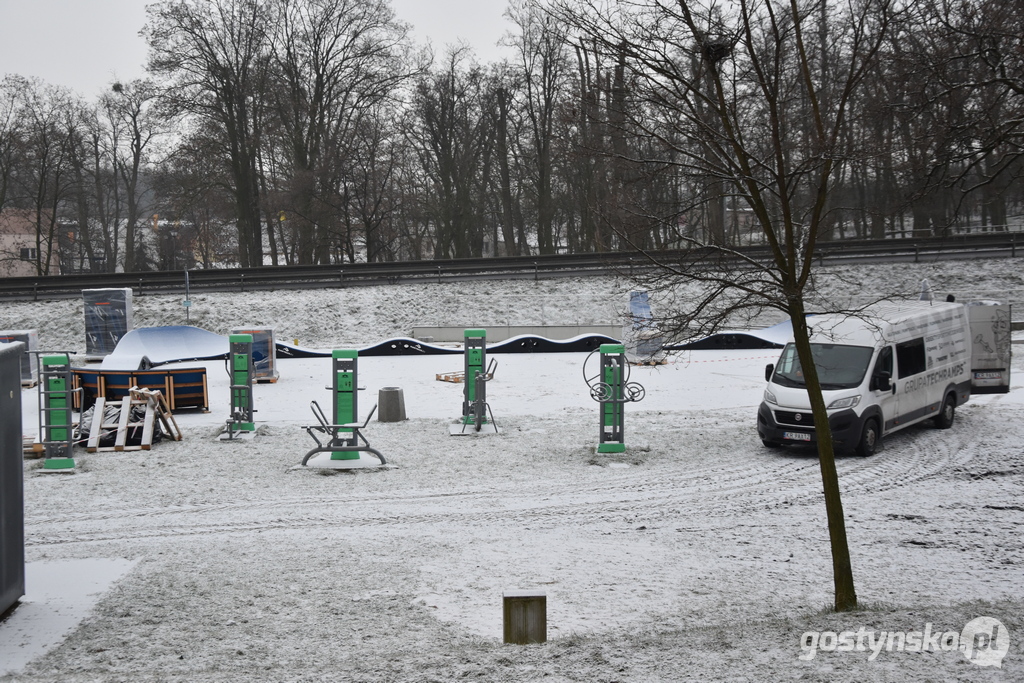 Gostyń. Montaż pumptracka na wałach przy ul. Leszczyńskiej