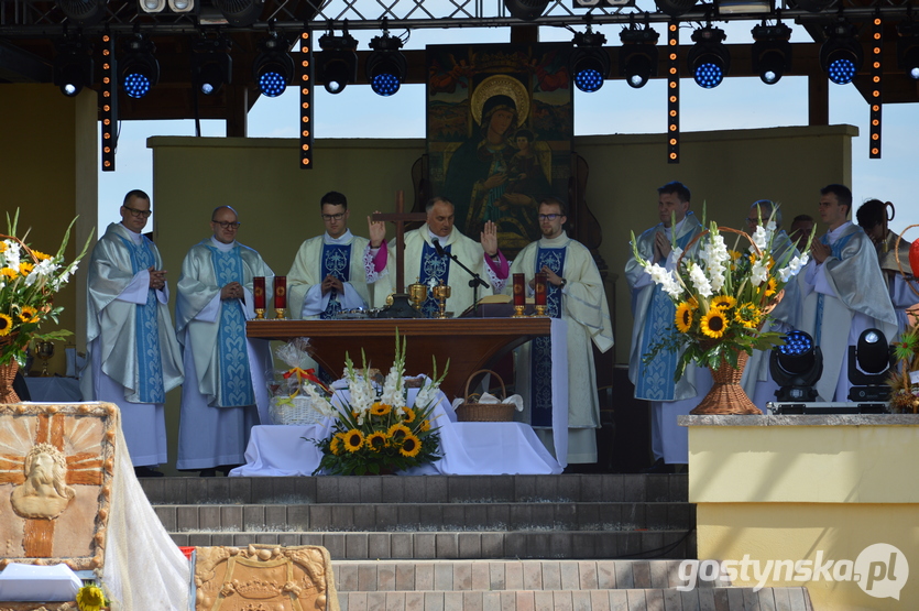 Święta Góra. Biskup Robert Włodarczyk pobłogosławił przyniesione na dożynki powiatowe plony: zboża, nasiona i zioła