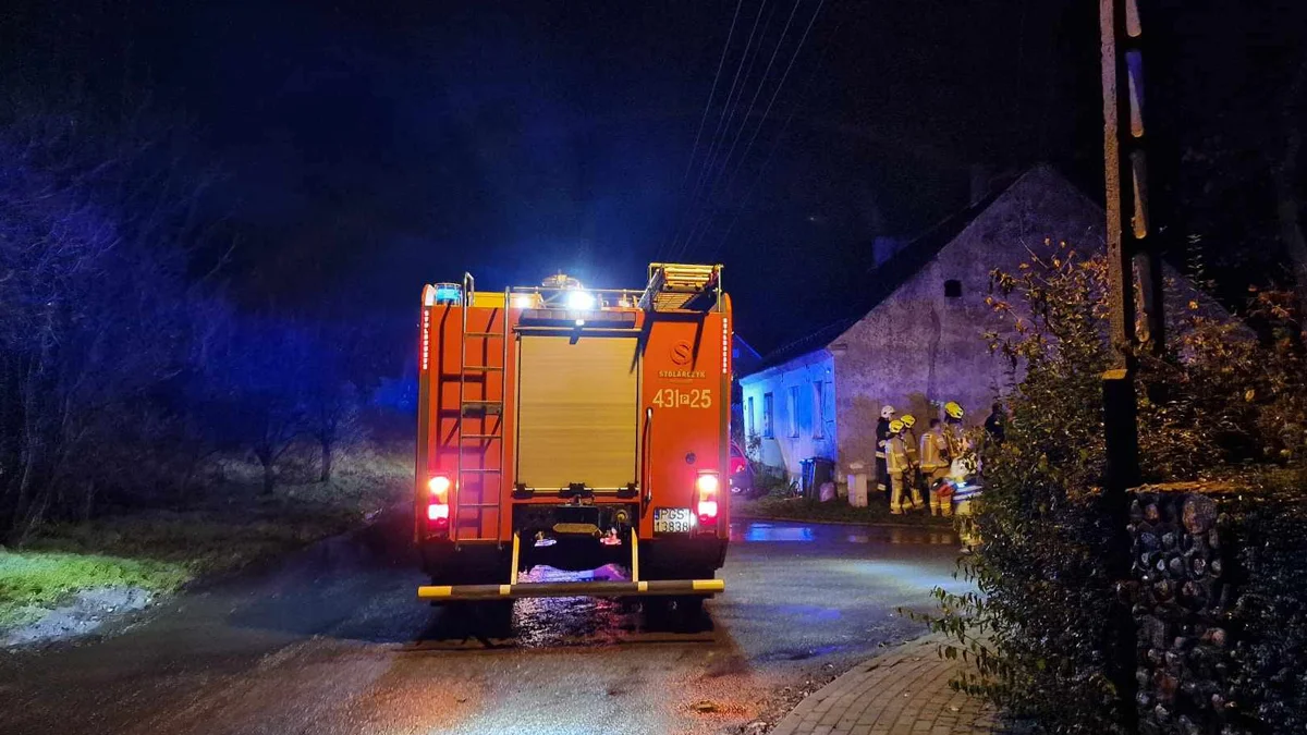 Gęsty dym, alarm w straży pożarnej. Mieszkaniec Żytowiecka zlekceważył zakaz i wystraszył sąsiadów - Zdjęcie główne